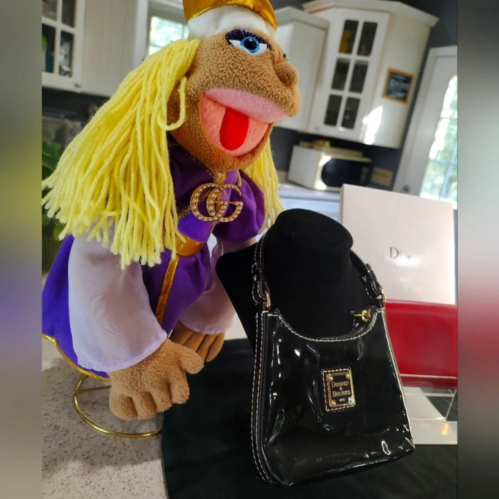 Mini Dooney & Bourke 🖤 patent leather hand bag contrast stitching - Picture 2 of 10